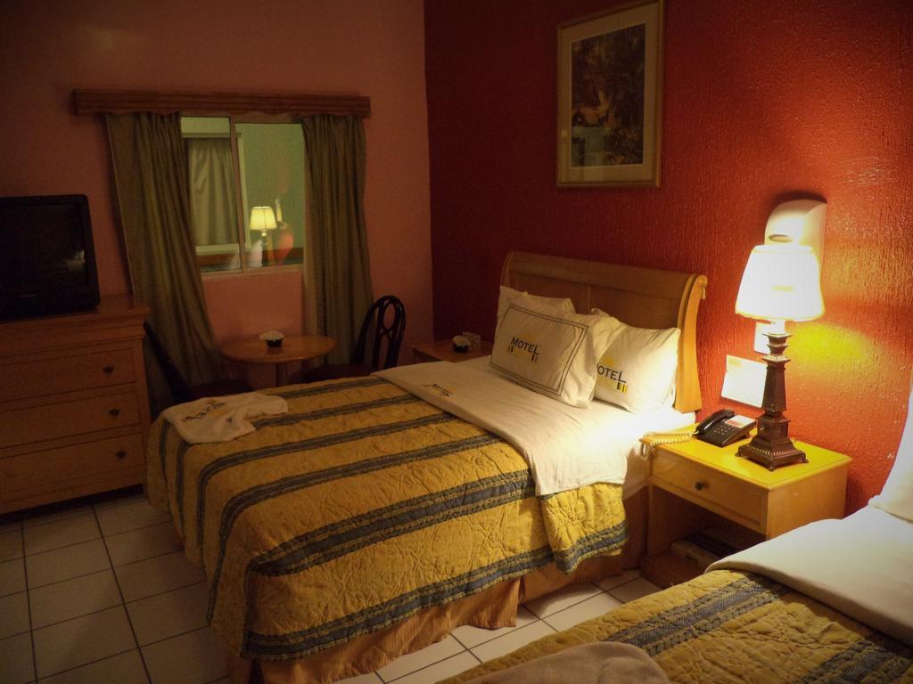 Hotel Diaz Tijuana Szoba fotó