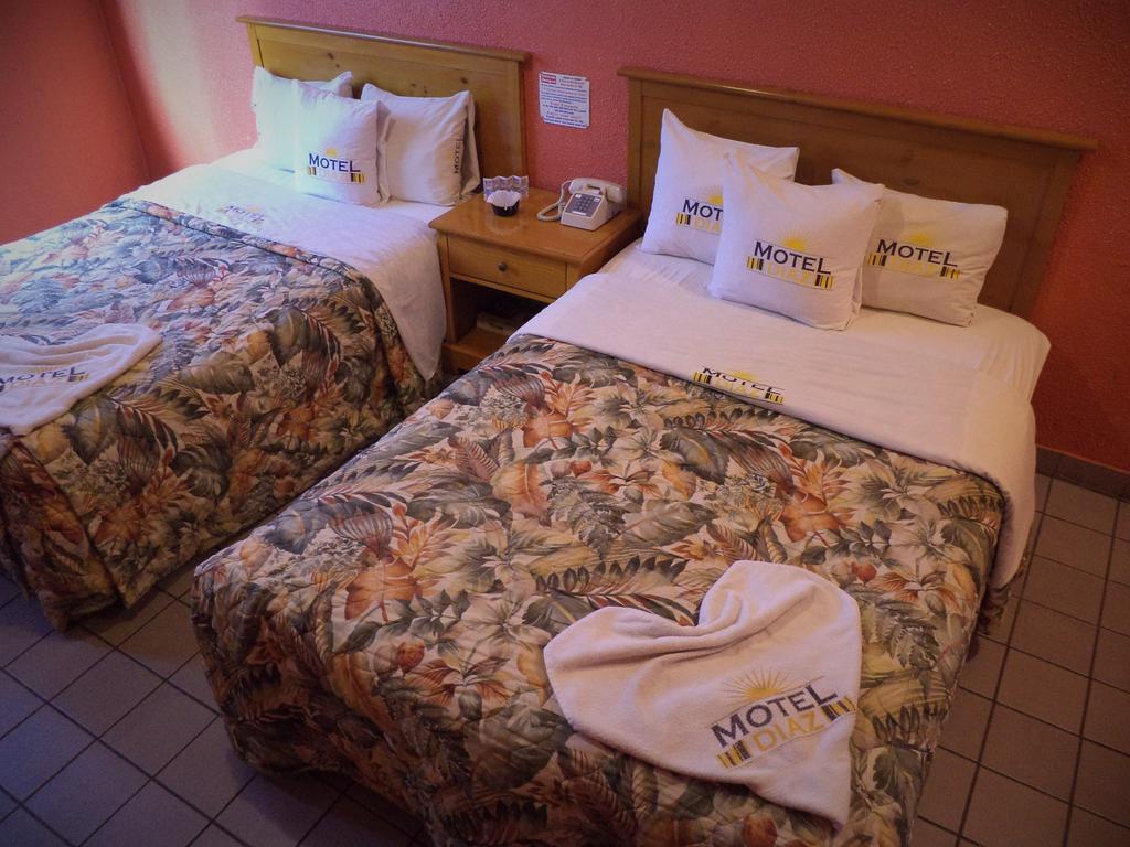 Hotel Diaz Tijuana Szoba fotó