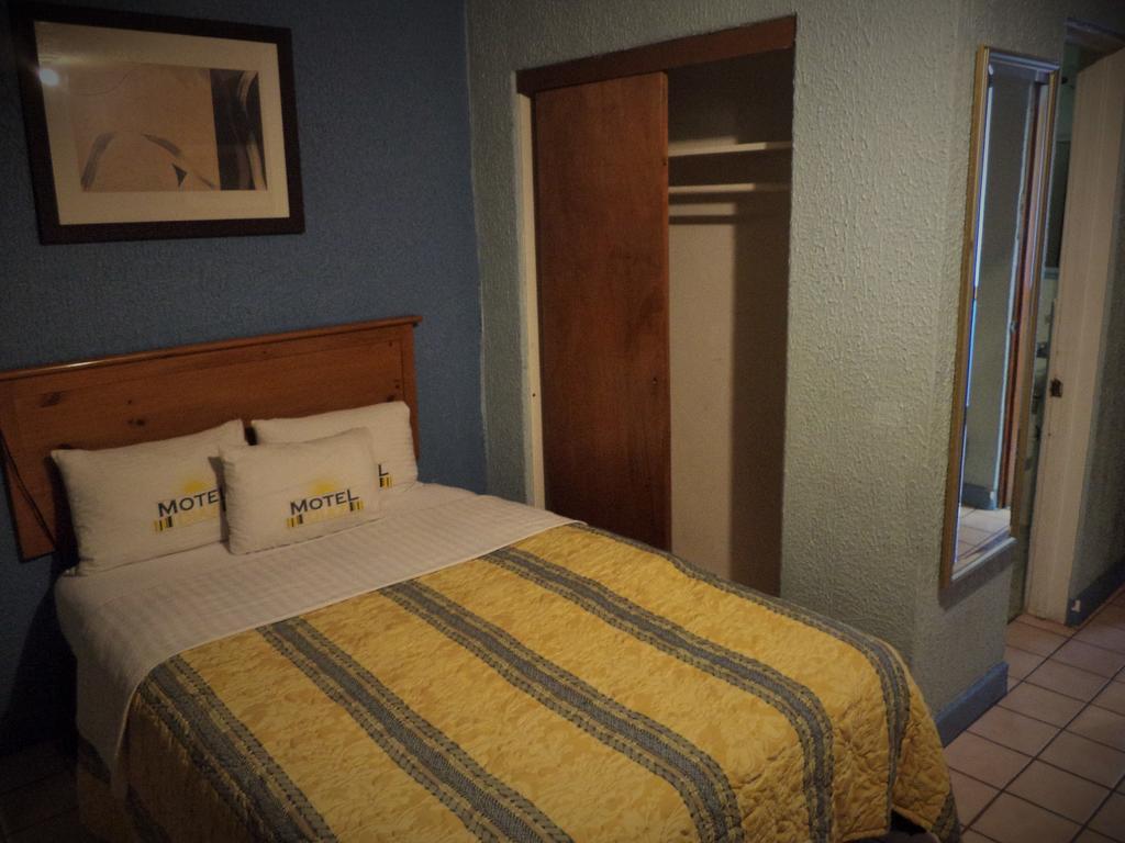 Hotel Diaz Tijuana Szoba fotó